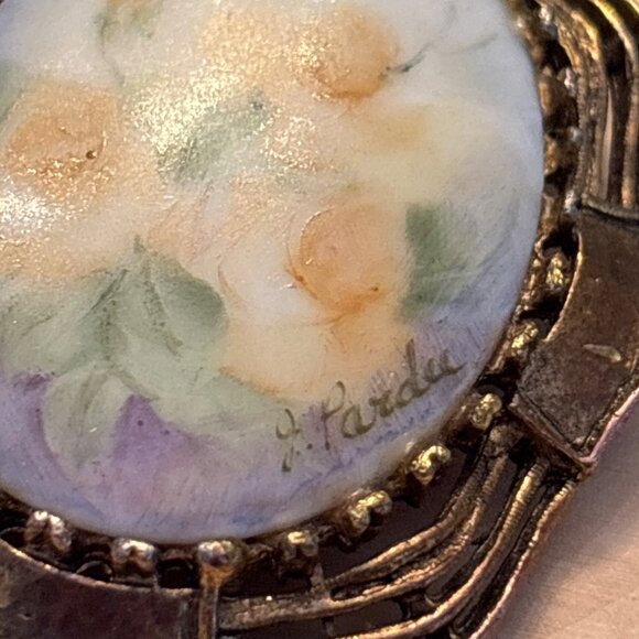 Vintage Hand-Painted Porcelain Floral Brooch – Signed J. Pareda 1930s - Picture 3 of 10